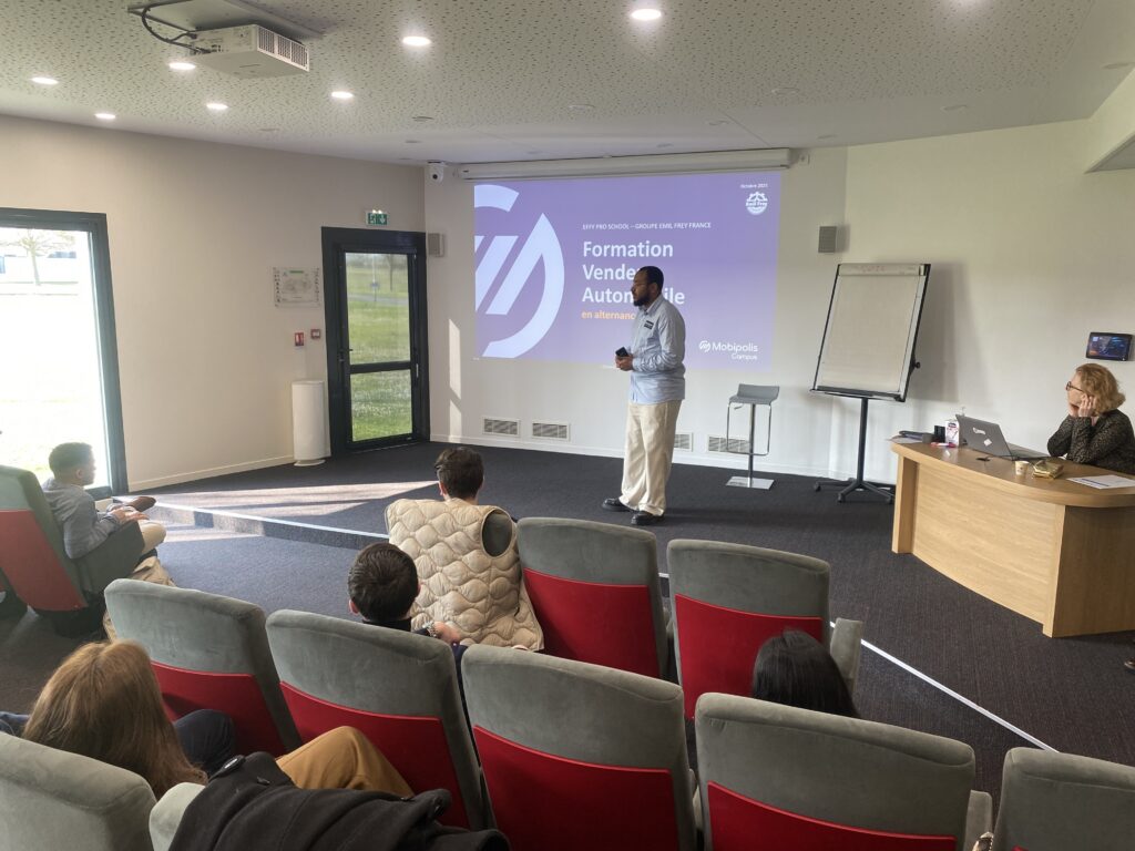 Mobipolis devant nos nouveaux apprentis en vente automobile EFFy Pro School