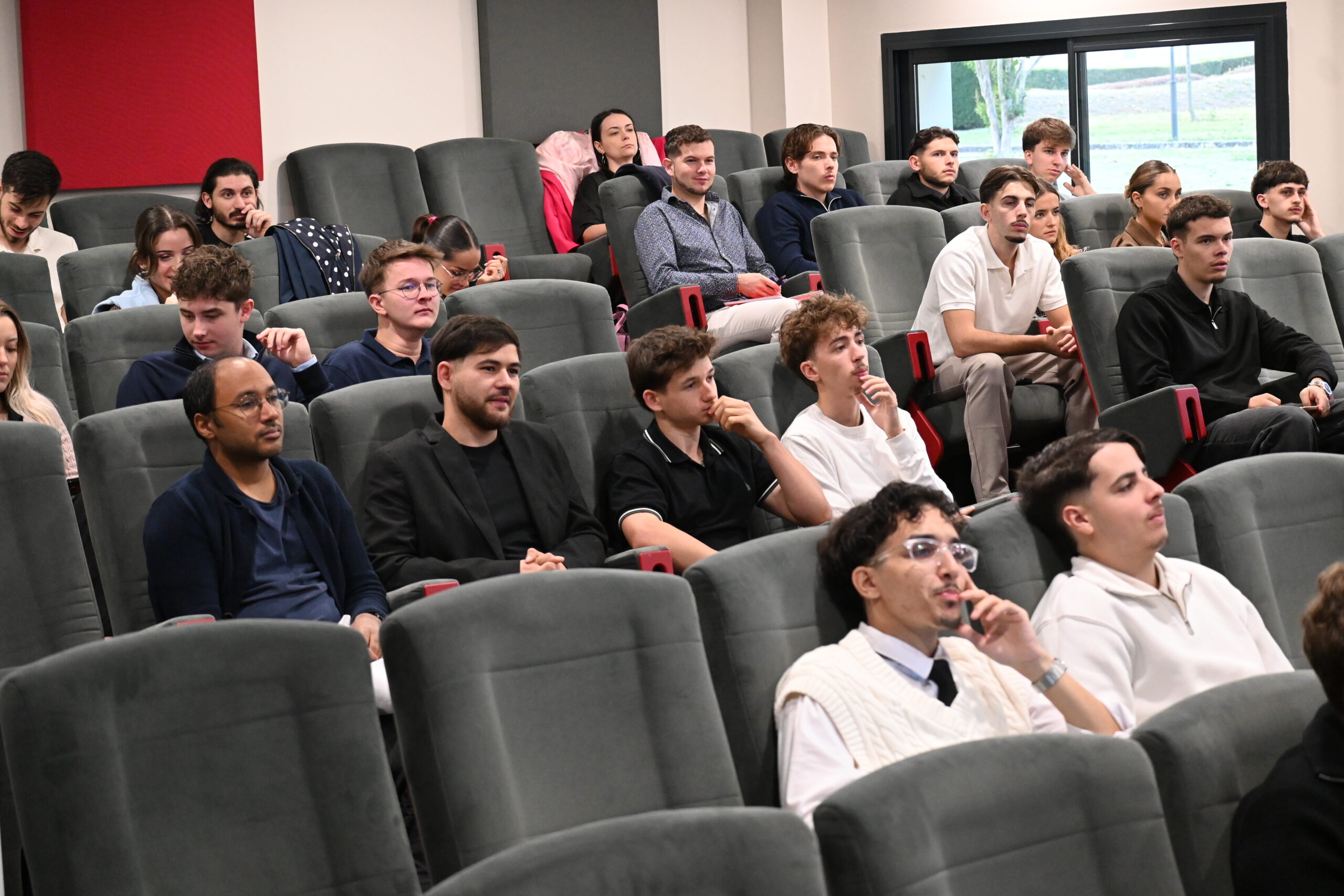 Etudiants EFFy Pro School réunis dans l'ampithéâtre
