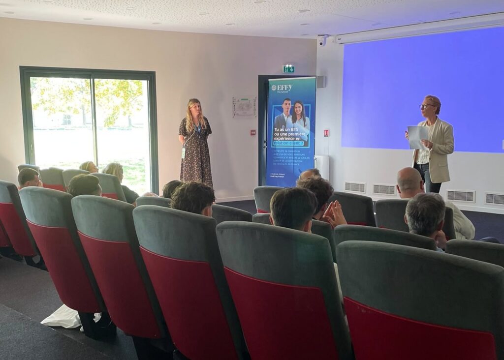 Anita ALLARD et Elodie RAYSSAC en présentation face aux étudiants dans l'amphithéâtre.