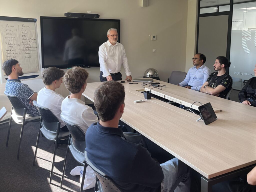 Expert métier en présentation face aux élèves dans une salle de réunion.