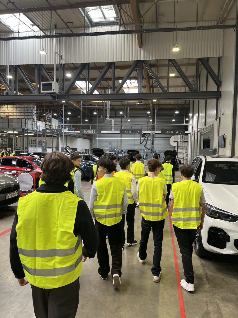 Les étudiants EFFy Pro School marchent dans le CRVO.