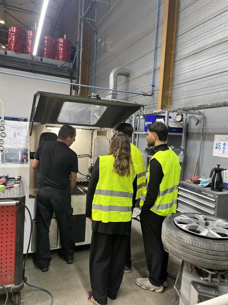 Trois étudiants EFFy Pro School observent un technicien du CRVO.